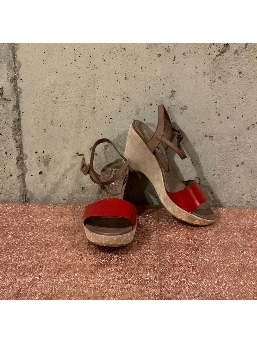 PROGETTO RED AND TAN WEDGE HEELED SANDALS - SIZE 37 EURO